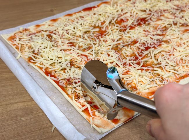 Bl&auml;tterteigschnecken Pizza schneiden