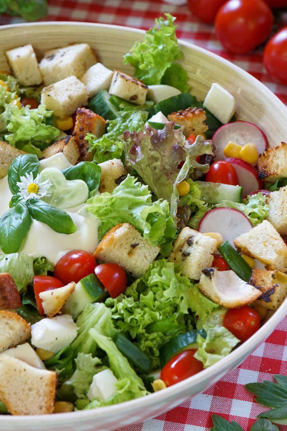 Brotsalat mit Honig-Senf-Dressing Brotsalat mit Honig-Senf-Dressing