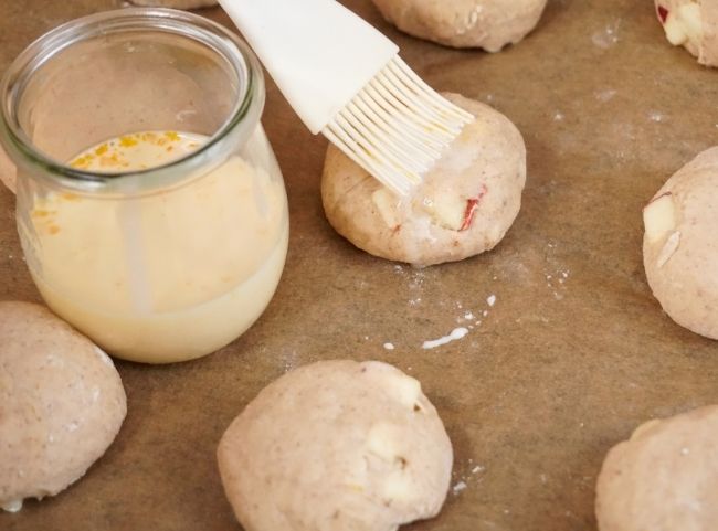 Dattelbrötchen mit Milch und Ei bestreichen Dattelbrötchen mit Milch und Ei bestreichen