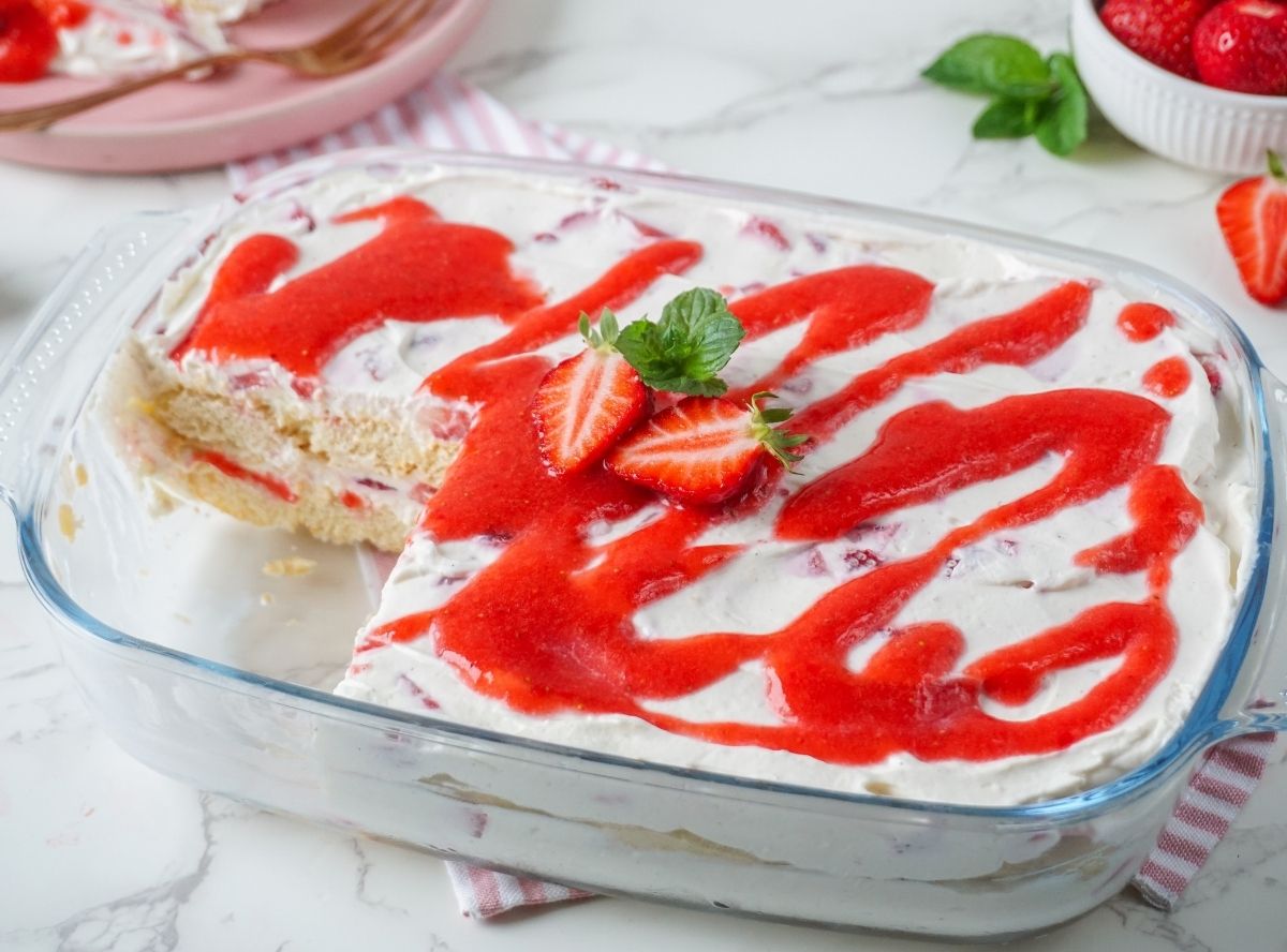 Erdbeer-Tiramisu in einer Auflaufform mit Erdbeerp&uuml;ree