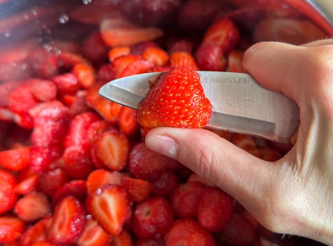 Erdbeeren klein schneiden Erdbeeren klein schneiden