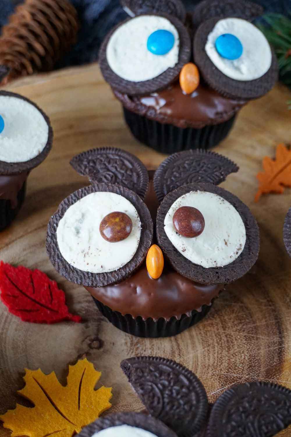 Eulen-Muffins mit Oreo-Keksen Eulen-Muffins mit Oreo-Keksen