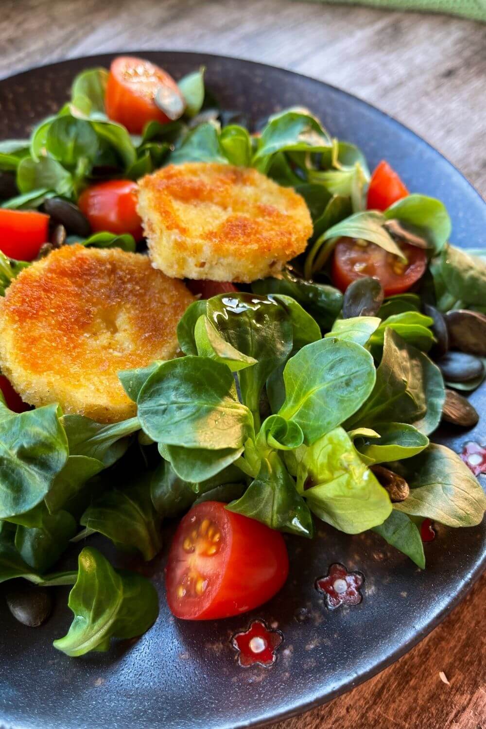 Feldsalat mit gebratenem Ziegenk&auml;se
