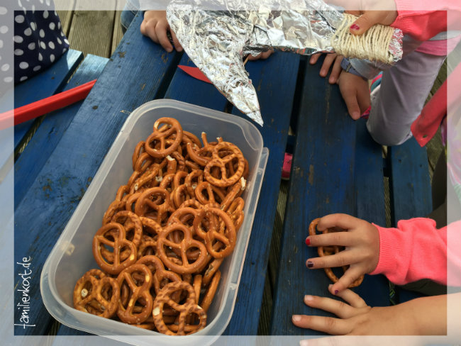 Mit Hakenhand Brezeln essen zur Piratenparty Mit Hakenhand Brezeln essen zur Piratenparty