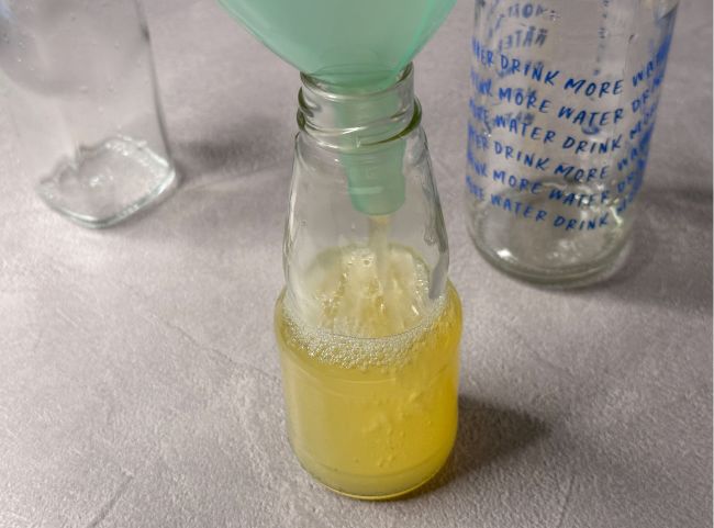 Ingwersirup in Flaschen füllen Ingwersirup in Flaschen füllen