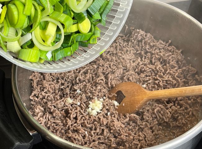 K&auml;se-Lauch-Suppe mit Hackfleisch kochen