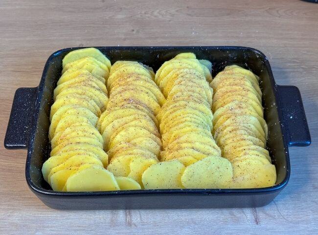 Kartoffelgratin - Kartoffelscheiben verteilen Kartoffelgratin - Kartoffelscheiben verteilen