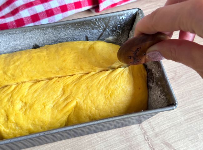 Kürbisbrot einschneiden Kürbisbrot einschneiden