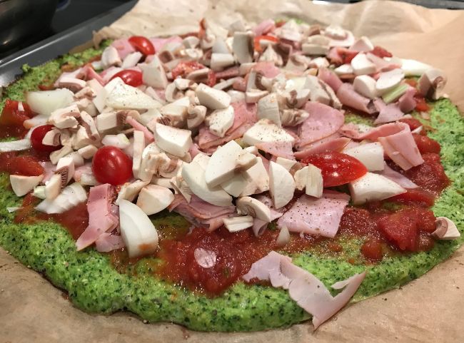 Low Carb Brokkoli Pizza selber machen Low Carb Brokkoli Pizza selber machen