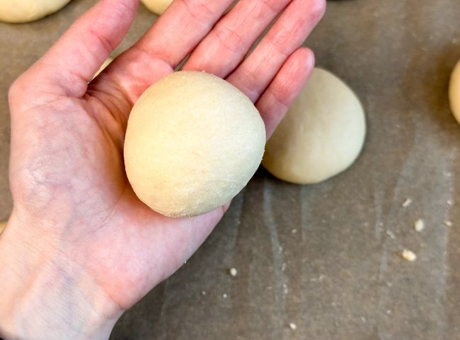 Milchbr&ouml;tchen - runde Br&ouml;tchen formen