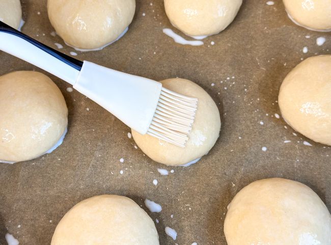 Milchbr&ouml;tchen mit Eiwei&szlig; bestreichen