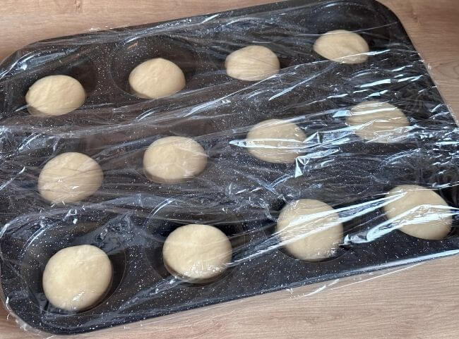 Mini-Burger Buns gehen lassen Mini-Burger Buns gehen lassen