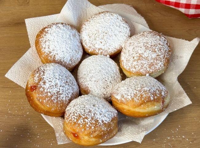 Pfannkuchen mit Puderzucker bestreuen Pfannkuchen mit Puderzucker bestreuen