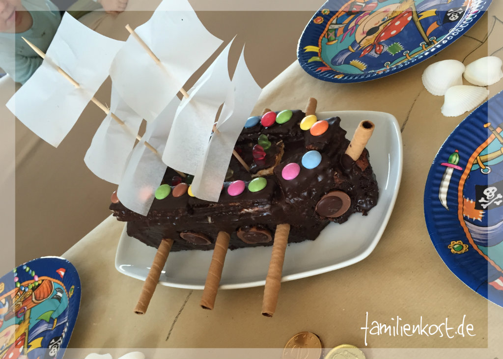 Piratenschiff als Kuchen zur Piratenparty Piratenschiff als Kuchen zur Piratenparty