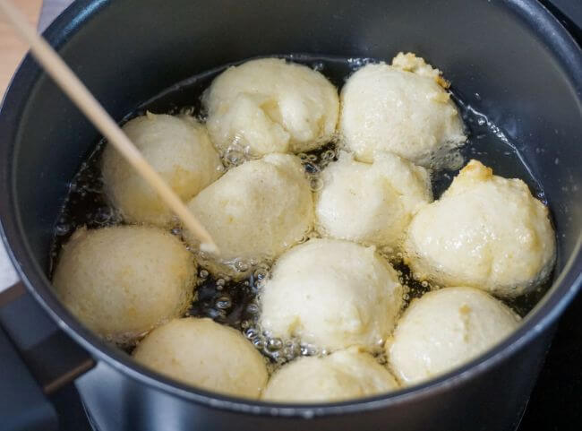 Quarkb&auml;llchen in &Ouml;l backen