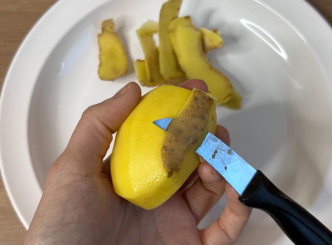 Salzkartoffeln - Kartoffeln schälen Salzkartoffeln - Kartoffeln schälen