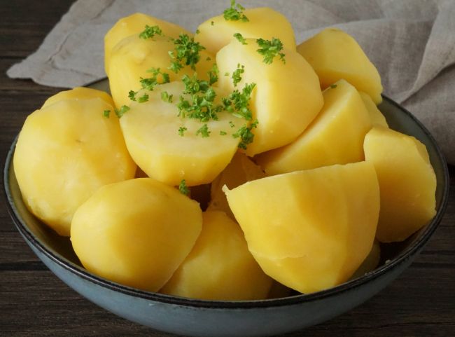 Salzkartoffeln - servieren Salzkartoffeln - servieren
