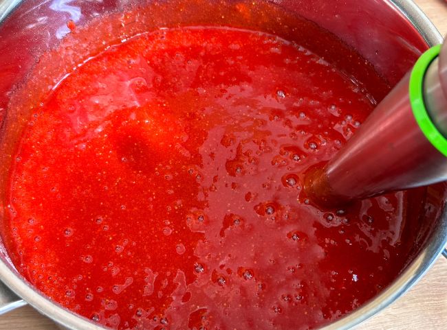 Samt Erdbeermarmelade pürieren Samt Erdbeermarmelade pürieren