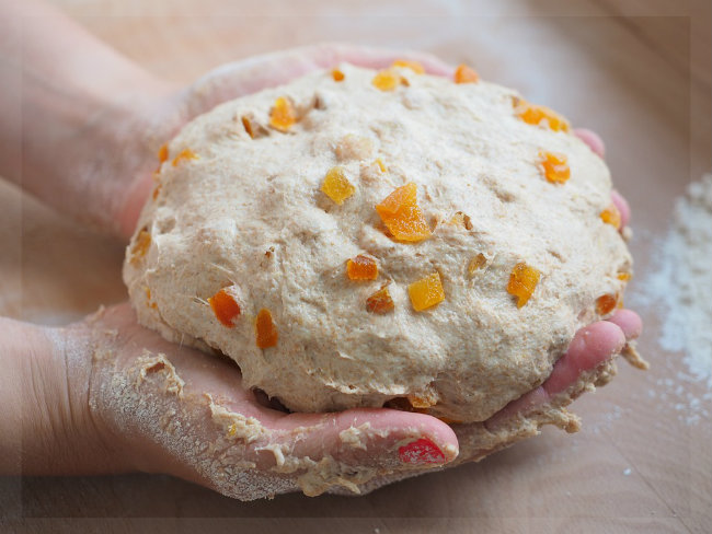 S&uuml;&szlig;er Stockbrot-Teig mit Hefe