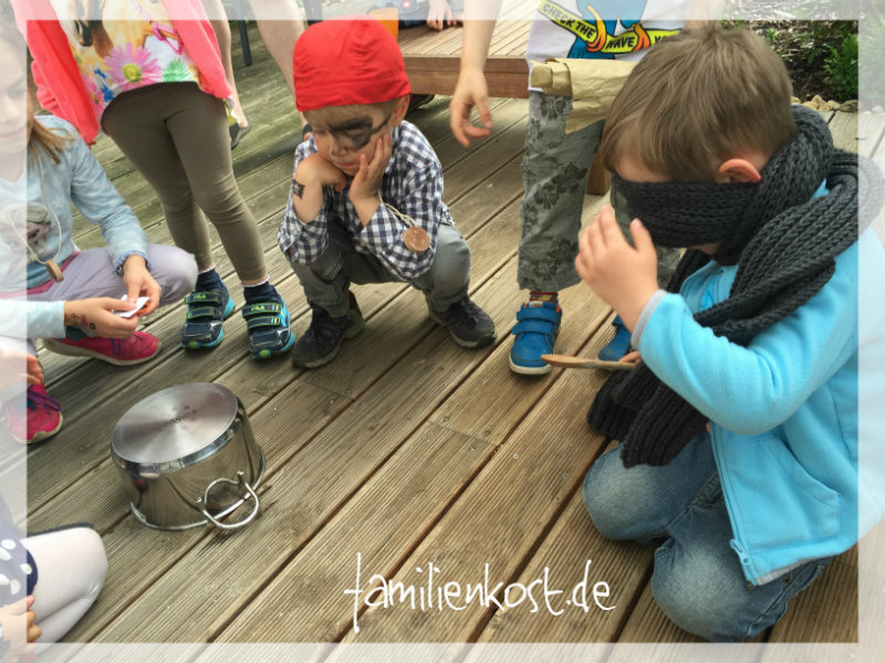 Topfschlagen als Spiel zur Piratenparty Piratenparty Kindergeburtstag Topfschlagen