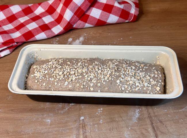 Vollkornbrot mit Haferflocken bestreuen Vollkornbrot mit Haferflocken bestreuen