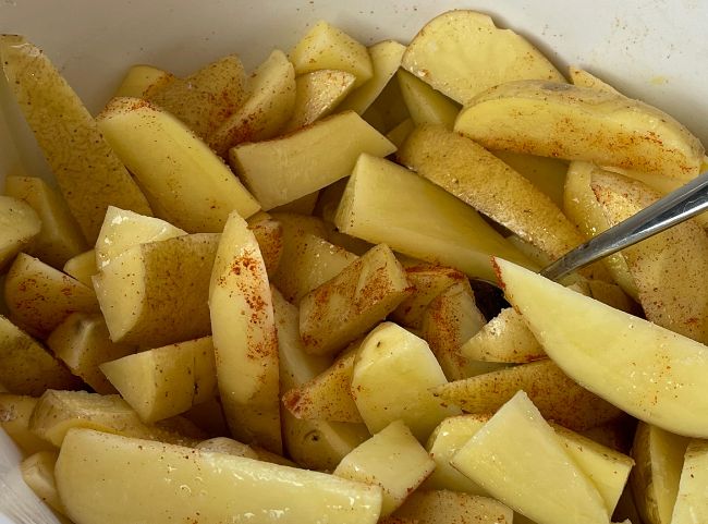 Wedges mit Paprika und Salz w&uuml;rzen