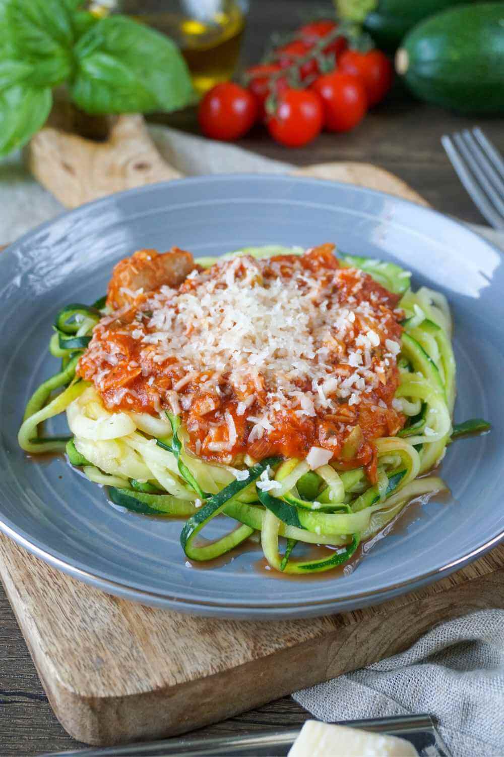 Zucchini-Spaghetti mit Thunfisch-Sauce Zucchini-Spaghetti mit Thunfisch-Sauce