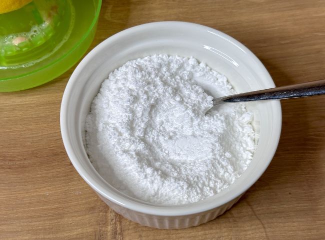 Zuckerguss - Puderzucker in eine Schüssel geben Zuckerguss - Puderzucker in eine Schüssel geben